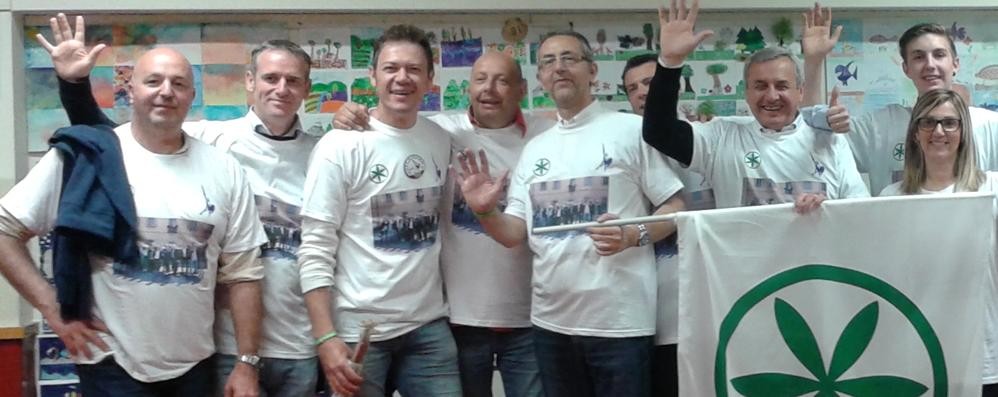 Alessandro Bianchi, terzo da sinistra, cinque anni fa nella Lega: questa volta correrà contro l’allora candidato sindaco, e poi eletto, Luciano Casiraghi (terzo da destra)