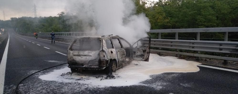 L’auto sulla SS 36 (foto vigili del fuoco)