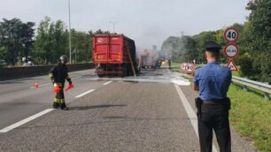 Milano-Meda camion rifiuti in fiamme