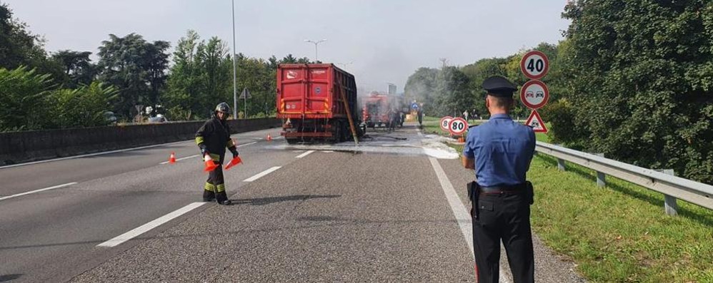 Milano-Meda camion rifiuti in fiamme