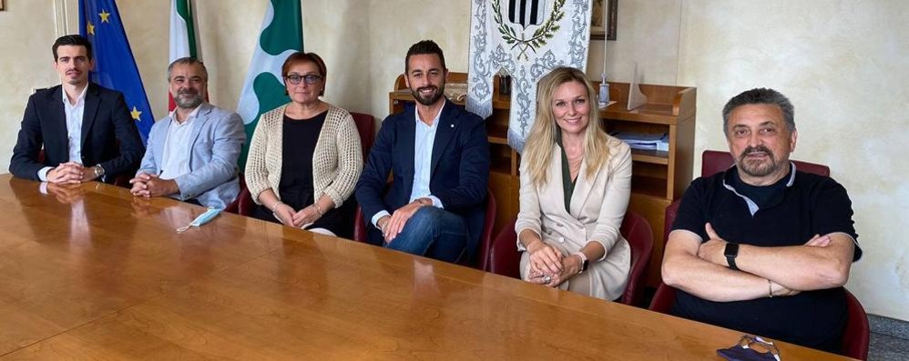 La nuova squadra di guinta a Carate Brianza: Baroncelli alla destra del sindaco Veggian, Cesana primo a sinistra