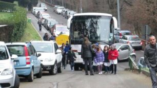 Autobus scolastici in via Montello a Carate Brianza