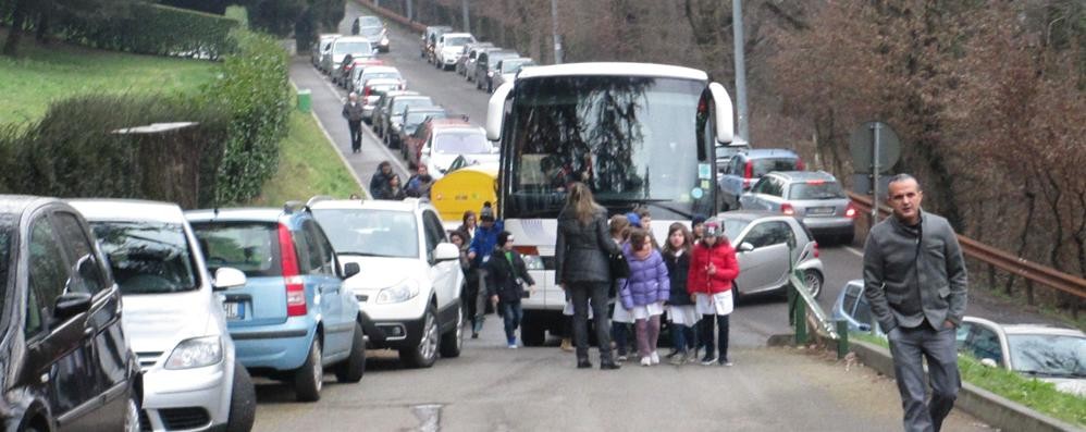 Autobus scolastici in via Montello a Carate Brianza
