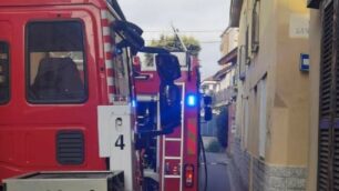 I mezzi dei vigili del fuoco a Nova per l’intervento