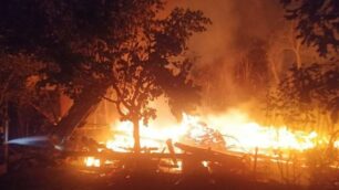Incendio capanno a Cesano Maderno (foto Vigili del fuoco)