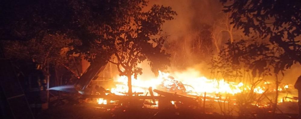 Incendio capanno a Cesano Maderno (foto Vigili del fuoco)