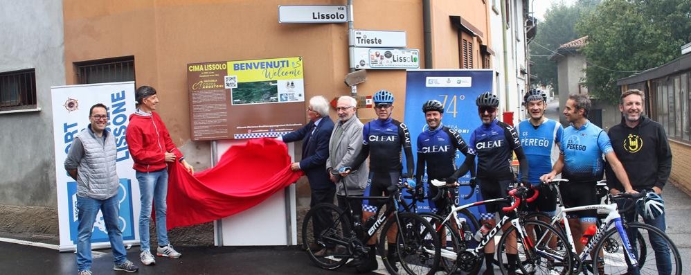 Il sindaco de La Valletta Brianza, Marco Panzeri, e il presidente dello Sport Club Mobili Lissone, Silvano Lissoni, scoprono la targa posta sulla cima del colle del Lissolo Altre due targhe sono state poste all’inizio delle salite