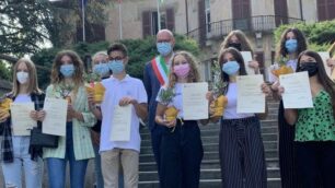 Gli studenti premiati sulla scalinata di villa Borella