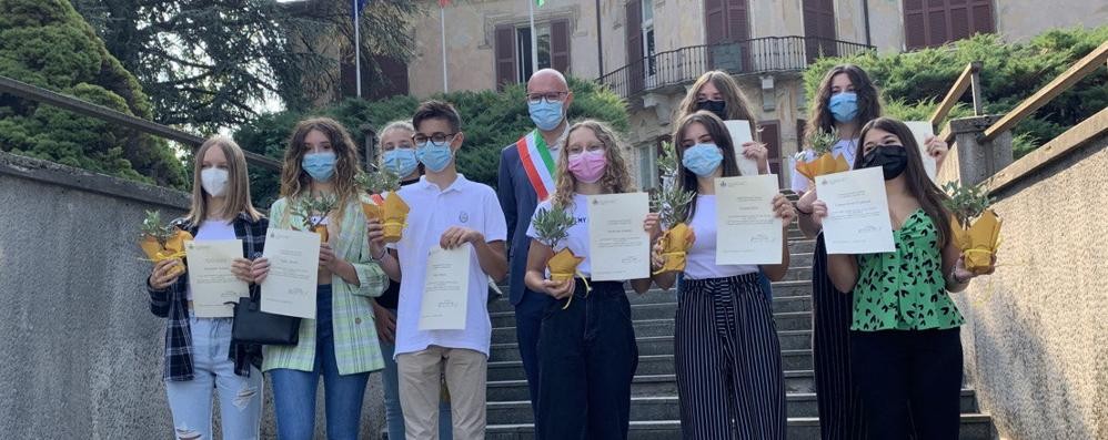 Gli studenti premiati sulla scalinata di villa Borella