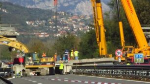 I lavori di rimozione del ponte crollato