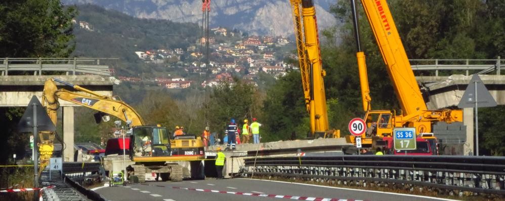 I lavori di rimozione del ponte crollato