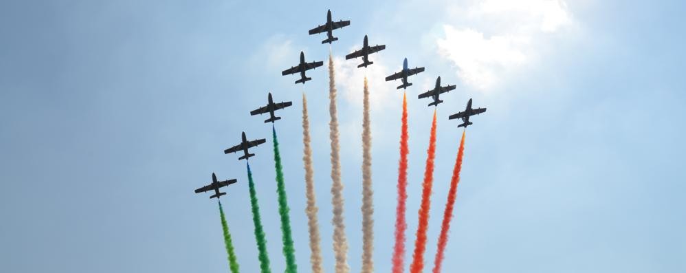 Il passaggio della Pattuglia acrobatica nazionale sull’autodromo di Monza (foto Edoardo Terraneo)