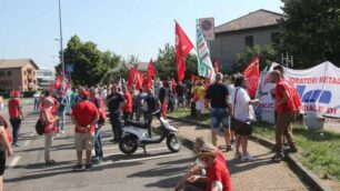 Lavoratori Gianetti Ruote davanti alla sede della provincia a luglio