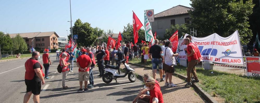 Lavoratori Gianetti Ruote davanti alla sede della provincia a luglio