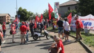 Lavoratori Gianetti Ruote davanti alla sede della provincia