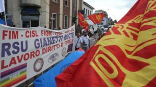 Un corteo dei lavoratori Gianetti, 152 licenziamenti in vista