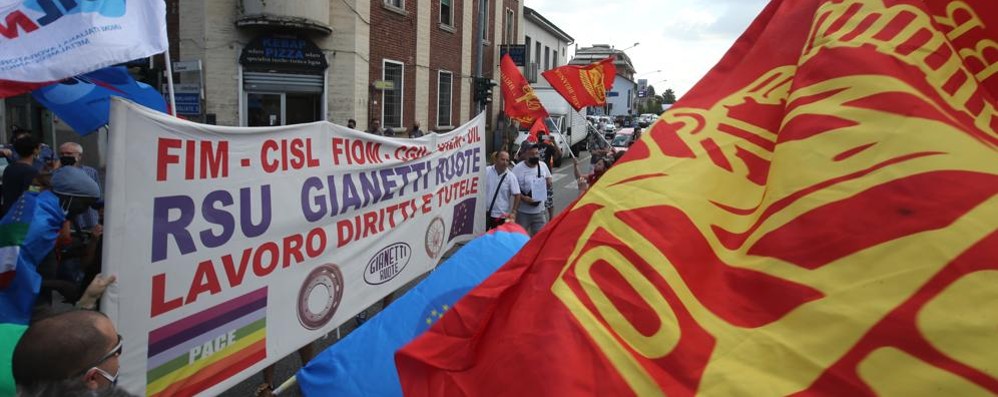 Un corteo dei lavoratori Gianetti, 152 licenziamenti in vista