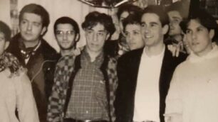 La foto pubblicata da Massimiliano Capitanio: era il 1996, in mezzo Umberto Bossi e Paolo Grimoldi, tra loro Capitanio e alle spalle il fratello Mauro, oggi sindaco di Concorezzo
