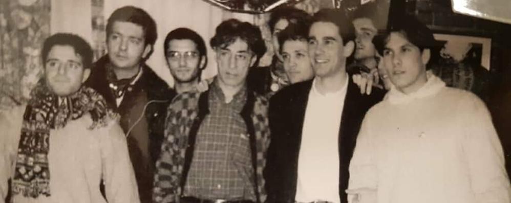 La foto pubblicata da Massimiliano Capitanio: era il 1996, in mezzo Umberto Bossi e Paolo Grimoldi, tra loro Capitanio e alle spalle il fratello Mauro, oggi sindaco di Concorezzo