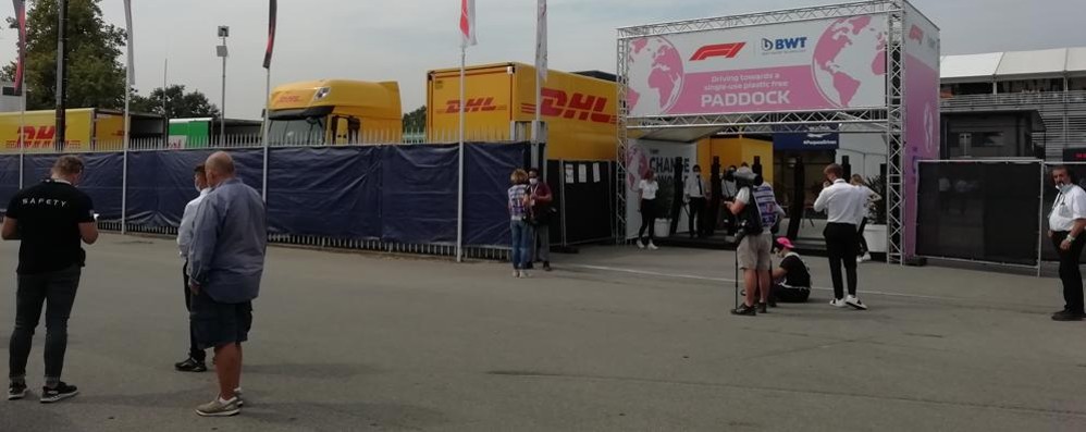 Un ingresso al paddock desolatamente vuoto durante il Gp 2021