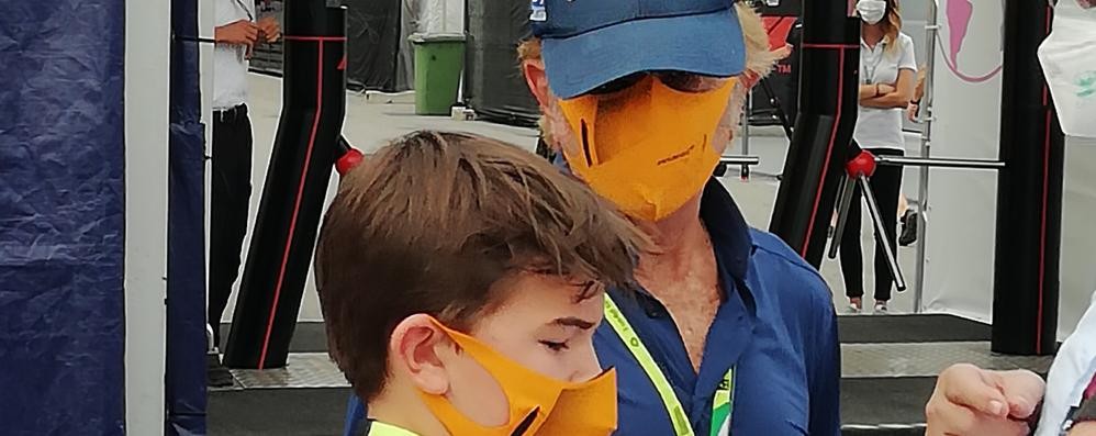 Emerson Fittipaldi con il nipote, all’ingresso del paddock