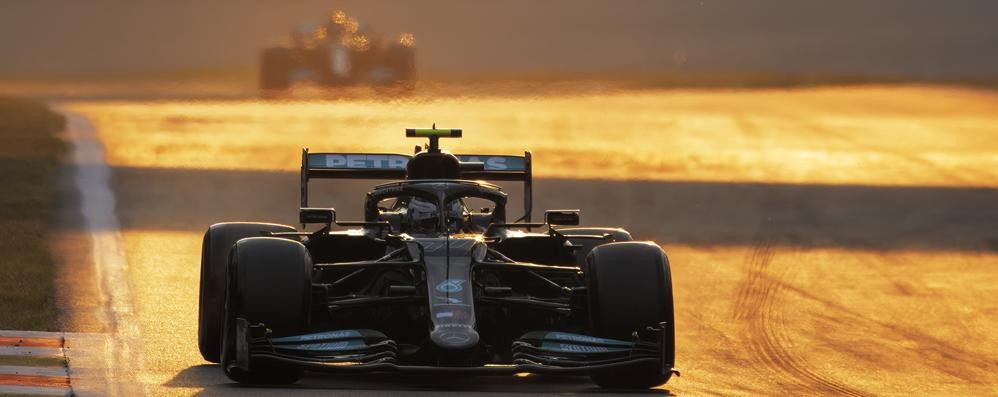 La mini-pole al tramonto di Valtteri Bottas, che scatta nella Sprint Qualifying davanti a Lewis Hamilton e Max Verstappen