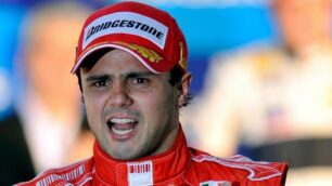 Massa nel 2008, ai tempi della Ferrari: taglia per primo il traguardo del Gp di Interlagos ed è campione del mondo. Poche curve dopo, Hamilton supera Glock e diventa iridato