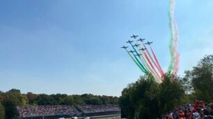 Il passaggio delle Frecce tricolori sul rettilineo