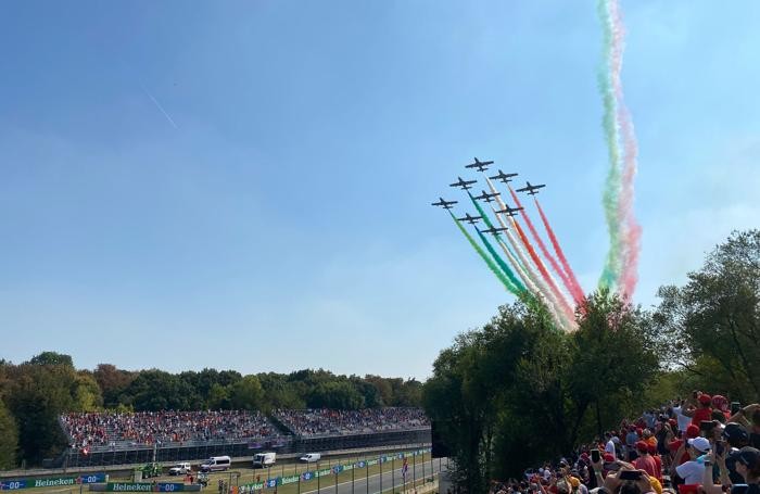 Il passaggio delle Frecce tricolori sul rettilineo