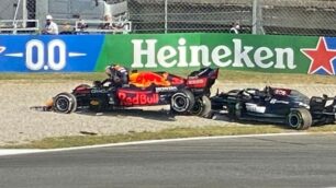 La Red Bull di Verstappen, che esce dall’abitacolo, sopra la Mercedes con ancora dentro Lewis Hamilton