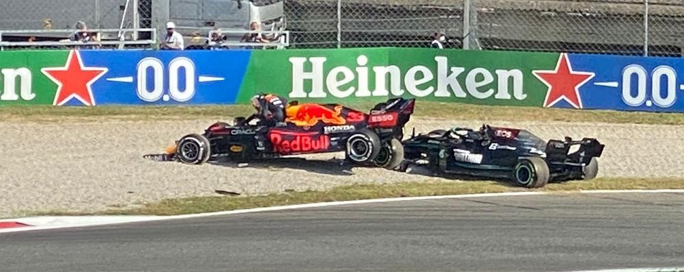 La Red Bull di Verstappen, che esce dall’abitacolo, sopra la Mercedes con ancora dentro Lewis Hamilton