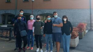 Ragazzi e volontari davanti alla nuova sede di In-Presa a Giussano