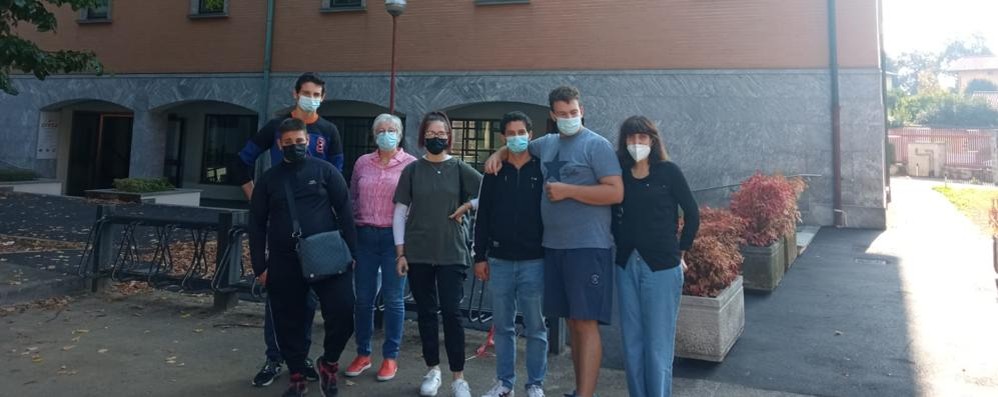 Ragazzi e volontari davanti alla nuova sede di In-Presa a Giussano