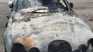 Paderno, l’auto distrutta dalle fiamme in via Pogliani