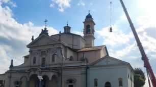 L’intervento per togliere le campane della chiesa