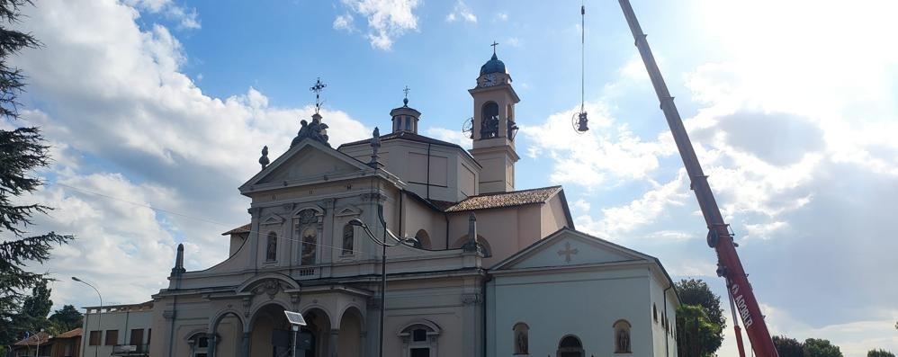 L’intervento per togliere le campane della chiesa