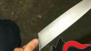 Il coltello trovato nell’abitazione dell’aggressore e del tutto compatibile con la ferita alla donna