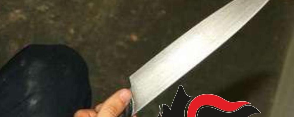Il coltello trovato nell’abitazione dell’aggressore e del tutto compatibile con la ferita alla donna