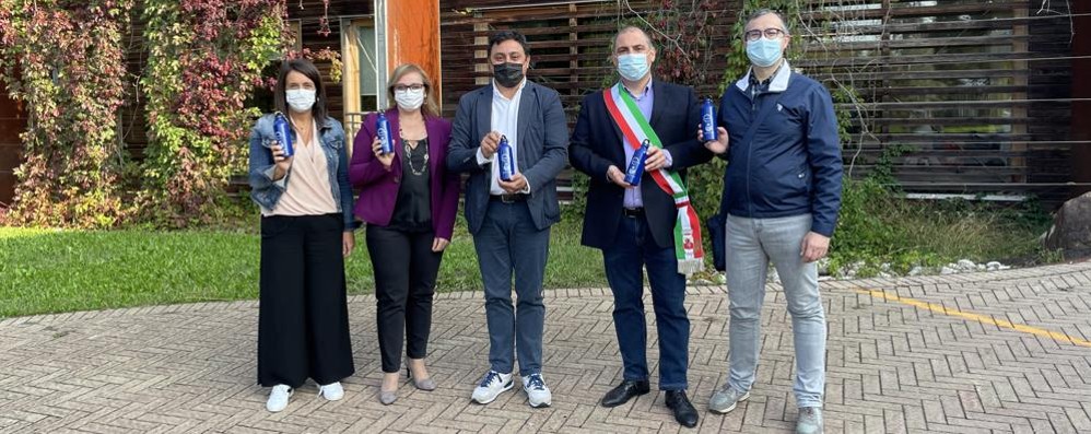 Consegna borracce BrianzAcque a Mezzago