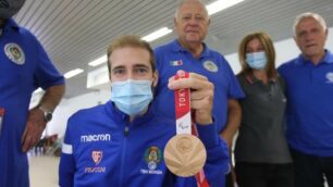 Andrea Liverani con la medaglia vinta a Tokyo alle Paralimpiadi