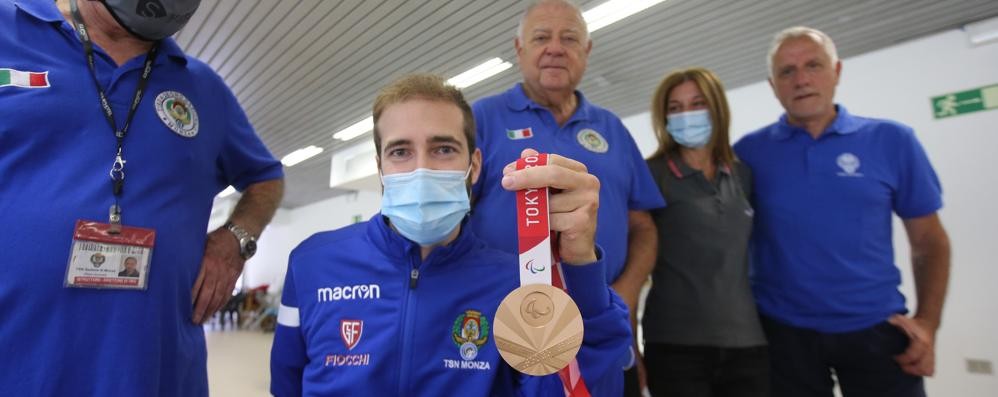 Andrea Liverani con la medaglia vinta a Tokyo alle Paralimpiadi