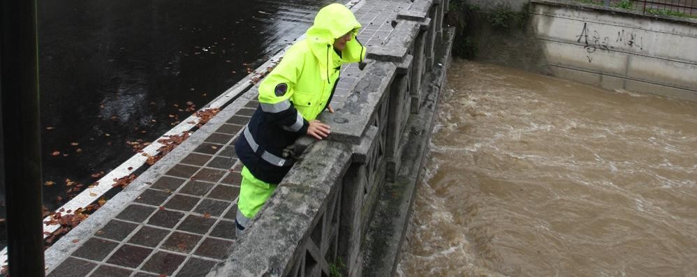 Monza: protezione civile alle prese con una piena del fiume Lambro