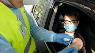 Monza, vaccinazione in macchina nell area ex fiera fatte dai medici di base