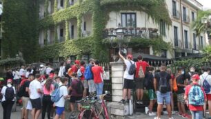 Tifosi in attesa dei piloti alloggiati all Hotel de la ville