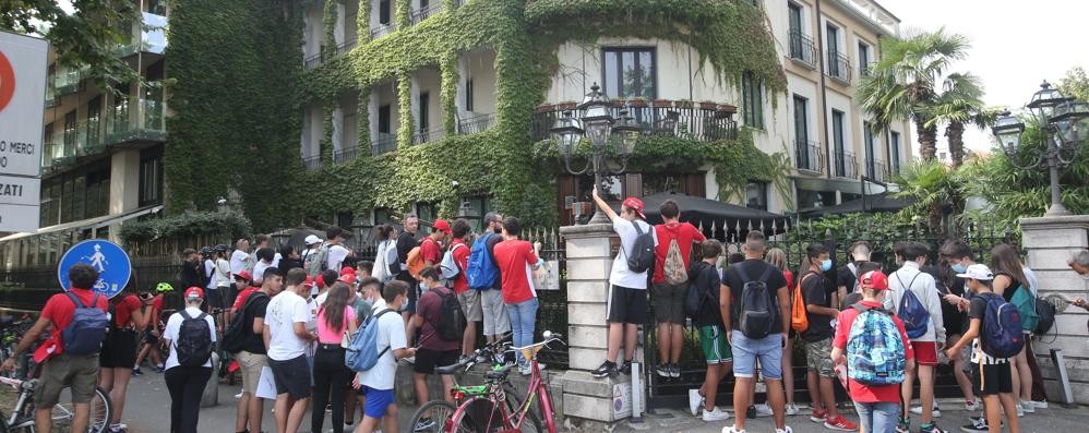 Tifosi in attesa dei piloti alloggiati all Hotel de la ville