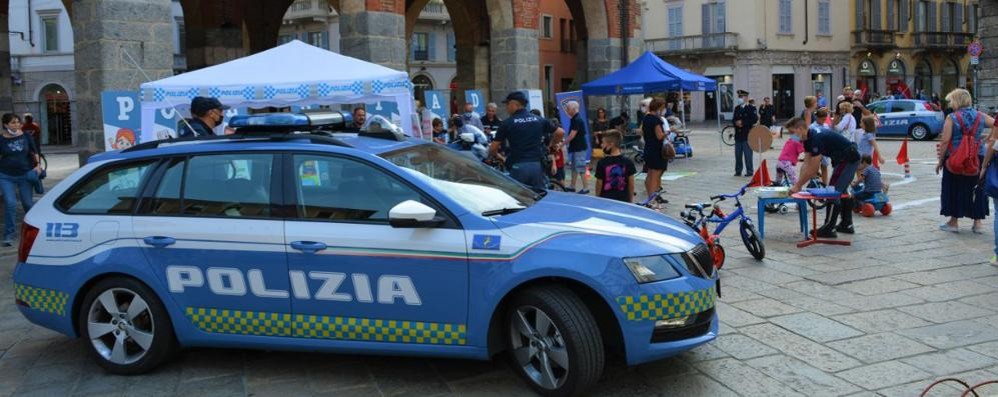 Lo stand della polizia stradale in  piazza Roma (foto Questura)