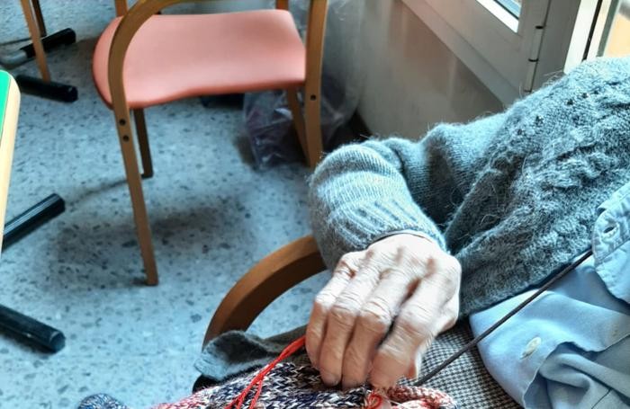 Una signora al lavoro in una residenza per anziani