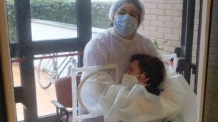 La “parete del contatto” realizzata alla Rsa San Francesco durante una fase della pandemia