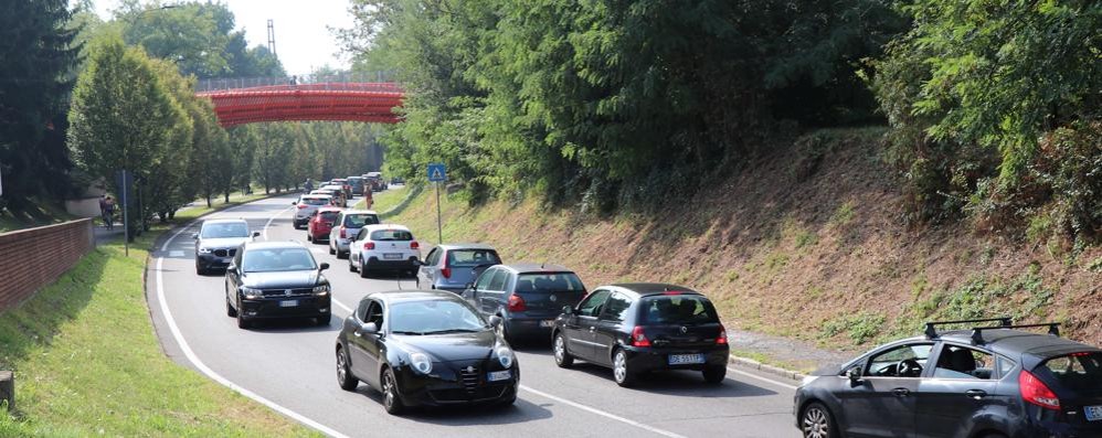 Auto in coda a causa dei nuovi semaforti( foto Volonterio)