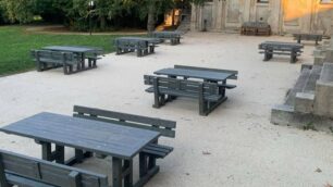 I nuovi tavoli e panchine all’interno del parco di villa Filippini